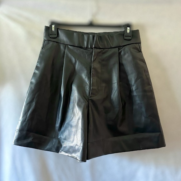 Zara Women’s Black Faux Leather Shorts with Pockets LIKE NEW - Picture 1 of 9